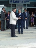 Alexandru Fölker, premiat de Cristian Gațu în cadrul ceremoniei ”65 de ani de școală sportivă în Timișoara. Eveniment aniversar la LPS Banatul, în 31 mai 2013