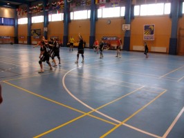 Unirea, aici în apărare, în negru, a bătut la un gol diferenţă atît LPS cît şi Jimbolia