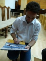 Colibăşanu dă autografe participanţilor la proiecţia viedo cu întrebări