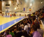 Ceva lume a venit la sală, peste asistenţa de la "Cupa Politehnica", semn al încheierii vacanţei, dar n-a adus şi victoria