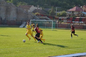 S-au mai întâlnit doar în verificări... ACS Poli Timişoara, în galben, talonând un component al Metalului Reşiţa în amicalul de pe stadionul ”Mircea Chivu” din 31 august 2013: 2-0 pentru CS Metalul
