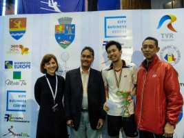 Animona Huţu, preşedinte FRB, Diar Nurbintoro, ambasadorul Indoneziei, câştigătorul Misbun Ramdan şi tatăl său, antrenorul Dato "Bun" Sidek