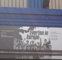 Colaj grafic pe zidul exterior al arenei Goodison Park din Liverpool, ”casă” a lui Everton. Foto: Mihai Comșulea