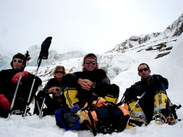 Expeditia Annapurna din 2008 (fata sudica). De la stanga la dreapta: Alexei Bolotov (Rusia), Don Bowie (SUA), Iñaki Ochoa de Olza (Spania), Horia Colibasanu (Romania).